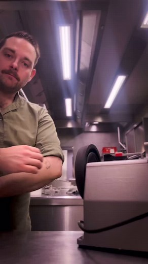 “2 Monate mit der Tormek T2 – mein ehrliches Fazit! ⚔️ ✨ /Werbung Ich war anfangs skeptisch und habe das auch klar kommuniziert, aber jetzt bin ich voll überzeugt. Die Maschine macht genau, was sie soll: scharfe Messer mit minimalem Zeitaufwand! Meistens poliere ich sie einmal die Woche – einfach nebenbei beim abendlichen Putzen. Ergebnis? Alle Kollegen haben scharfe Messer und sind happy! 🔪😊 #tormek #staysharp #sharpening #sharpeningstone #knife #knifes #messer #chef #chefs #instachef #restau