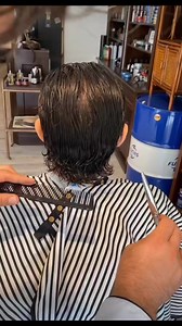 2K views | Facon Haarschnitt ‍♂️ Beim Fassonschnitt – auch Façon geschrieben – handelt es sich um eine Fade-Frisur. Das bedeutet, dass das Haar im Nacken und an den Seiten am kürzesten ist und zum Deckhaar hin kontinuierlich länger wird. Dabei wird der natürliche Wuchs der Haare berücksichtigt und Unebenheiten werden geschickt ausgeglichen. #faconhaarscnitt #AUXtheBARBER #barber #friseur | Aux the Barber | Facebook