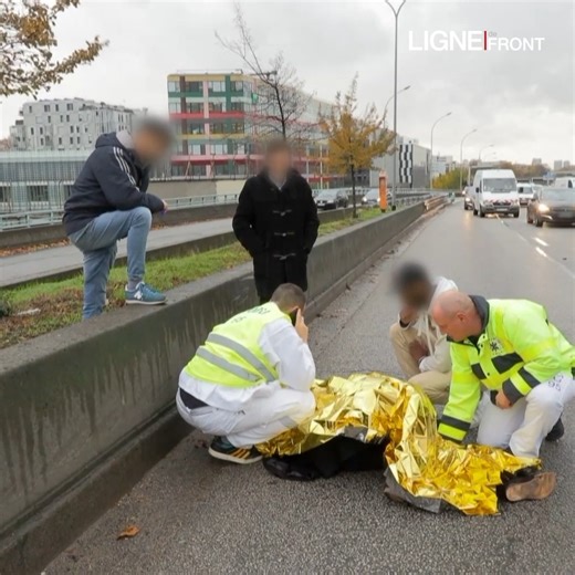 Le samu vient en aide à un motard qui a été percuté par une voiture sur le périphérique parisien | Ligne de Front