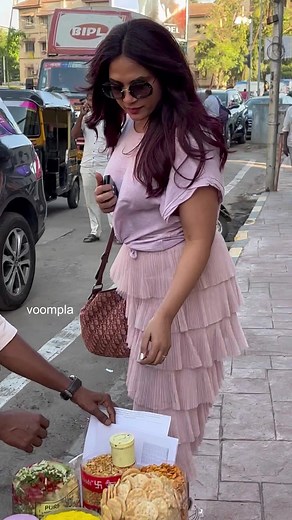 2M views · 10K reactions | ”Madam aapko spicy pasand hai?” and she replies “Haan bilkul” Richa Chadha gets some bhelpuri as she steps out | Voompla | Facebook