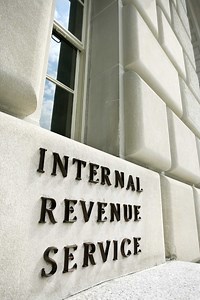 How to Calculate Payroll With a Levy From the IRS
