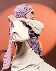 14 reactions | Tutorial JULITA SRIPE in code E03  . Cantiknyaaa warna purple ni.. uols tau tak corak stripe ni kalau pakai boleh bagi effect muka slim tau!  . Untuk yg suka design minimalis uols wajib grab satu! gayakan dgn blouse plain lawaaa sis! . Ada harga KOMBO tau.. 4 HELAI RM100 jer! . Website Order : https://zihaluv.com/product-category/julita-stripe/ | Zihaluv | Facebook