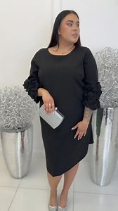 🖤 N O W O Ś Ć 🖤 PLUS SIZE 🖤 Świetny model PLUS SIZE na wiele okazji 🔥 Sukienka o prostym kroju z 3/4 rękawem ozdobionym dużym kwiatem w tym samym kolorze 🌟 Dostępna od rozmiaru 42 do 48 🖤 ▪️Butik Anetta ul. Bolesławiecka 1, Wrocław ▪️Sprzedaż WYŁĄCZNIE stacjonarna‼️ | Butik Anetta Live - Transmisje Pokazowe