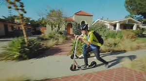 El Razor A5 Air es un modelo perfecto para pasear entre los baches. | Razor Worldwide | Facebook