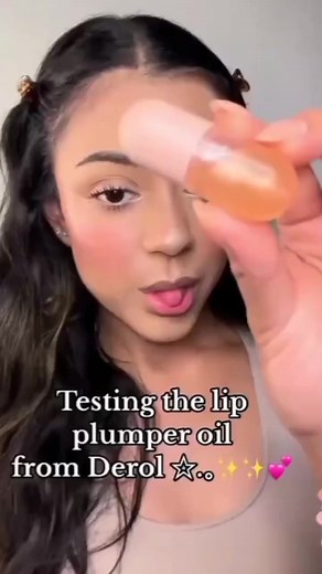 DEROL Lip Plumper 👄✨ بكج ديرول للعناية بالشفاه للحصول على شفاه جذابة وممتلئة ومتوردة🌸 المنتج الذي احدث ضجة عالميا في فعاليته بديل فيلر الشفاه مصل نهاري ومصل وليلي (قطعتان) ممتلئ الشفاه الطبيعي ومصل العناية بالشفاه ، ممتلئ الشفاه derol ، محسن الشفاه لـ Fulle ديرول يحتوي على العسل 🍯و جوهر الزنجبيل وفيتامين E ترطيب مستحضرات التجميل❤ #derollipplumper #lipplumping #lipfellers #healthylips #naturelingredients | Cosmo Plus
