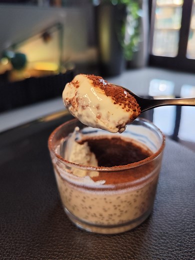 Budino di Chia veg 🌱 Ho usato lo yogurt veg alle mandorle di Alpro : Per 100 gr di yogurt ho aggiunto 15 gr di semi di Chia, mescolato bene, spolverato di cacao e lasciato in frigo un paio di orette ⏳ Gusto top, potete aggiungere un po' di frutta, dai mirtilli alle fragole o kiwi 🥝 insomma quella che preferite e la merenda è fatta! #merenda #dietanostress #diariodiunadieta | Diario Di Una Dieta