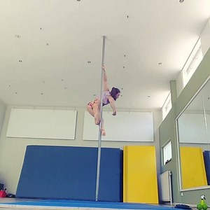 Easy and cute little spin into Russian split for all my friends who are searching for another entry in your IPSF compulsories :))) | Yvonne Smink - Poledance Artist