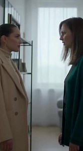 „Am terminat actele”, a zâmbit sora mea luni. „Casa ta de un milion de dolari este acum pe numele meu — trebuie să te muți până vineri.” Cuvintele ei au căzut peste mine ca un trăsnet. Am simțit cum îmi amorțesc mâinile. În spatele ei, părinții mei stăteau drepți, tăcuți, dând din cap aprobator, de parcă totul fusese decis într-o ședință la care eu nu fusesem invitată. — Glumiți, nu? am reușit să spun, cu un zâmbet tremurat. — Nu, a răspuns mama, evitându-mi privirea. Așa e mai bine pentru toată