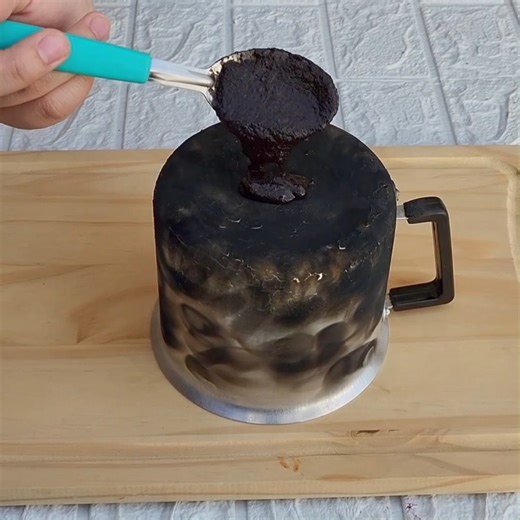 6K views · 44 reactions | Your old pan will shine brighter than a mirror! This cleans grease that is up to 100 years old! | Barbie Recipes and Tips | Facebook