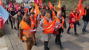 VIDÉO. Réforme des retraites : la manifestation se fait en chanson à Carhaix