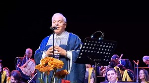 Quand Monia Boukhris présidente du Club Rotary La Marsa invite son époux Zine Haddad dans un spectacle pour la bonne cause en faveur d'un hôpital, le public enflamme la cité de la culture. Ils sont venus de toutes les régions du pays et même de Paris pour cautionner ce merveilleux club et...ce n'est pas tout, un couple de jeunes mariés est venu directement de la mairie pour soutenir la bonne cause. Il est jordanien, elle est tunisienne et Zine Haddad leur offre une "taalila" à la fin du spectacl