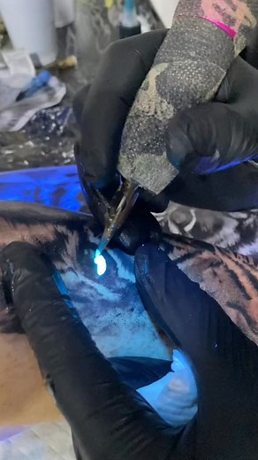 Eye of the 🐅 #reels #uvtattoo #uvtattoos #uvtatt #uvtatts #uv # #tattoo #uvtattooink #satisfyingvideo | Junior Rodriguez