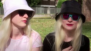 El infierno de dos hermanas de 15 y 17 años con albinismo para aguantar el insoportable calor