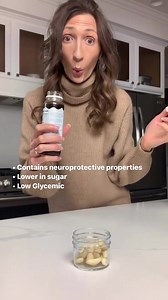 FOLLOW👉🏼 @lilsipper for more better-for-you options! The combination of garlic and stingless bee honey has been shown to stop the growth of certain types of bacteria including Streptococcus pneumonia, Staphylococcus aureus and Salmonella. HOW TO MAKE GARLIC HONEY: Add raw garlic cloves to a small jar and pour in some raw, stingless bee honey to cover it with a lid and store in the refrigerator for up to 5 days. Each day the garlic will taste less intense and the honey will have the garlic prop