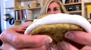 Fill lunchboxes with these fluffernutter cookies