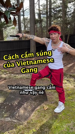 Cách cầm súng của Vietnamese gang #Gang #Atlanta #FSR #kich #BabyRed #vietcomedy #gun #gangster #Repost #shortsvideos #asiandrama | Baby Red aka Hung Xe Dap