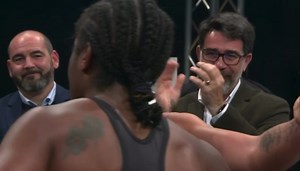 Otra brillante actuación de Sheila Martínez (7-3) le vale para seguir siendo campeona de Europa del peso pluma ante Anaelle Angerville (6-3-1). Boxeo de manera inteligente y contragolpeando con inteligencia a una Angerville que siempre buscó ir al frente. Tras los diez asaltos, los jueces dieron vencedora a la valenciana por 98-92, 98-92 y 99-91. 🎥 @sportium | ROUND 13 Boxing News