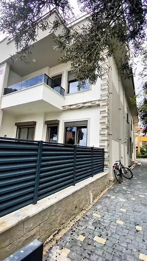 Hayallerinize ışık tutuyoruz ®️ İlan No: {170} ALTINOLUK MERKEZDE KONFORLU YAŞAM ALANI 3 ODA – 1 SALON 2 BANYO / WC GENİŞ TERAS KULLANIMI KAPALI OTOPARK Altınoluk’un merkezinde, tüm ihtiyaç noktalarına yürüme mesafesinde bulunan bu daire; geniş yaşam alanları, ferah terası ve kapalı otopark imkanıyla konforlu bir yaşam sunuyor. Modern kullanım alanlarıyla hem yazlık hem de sürekli ikamet için ideal bir seçenek. #altınoluk #kazdağları #balıkesir #yazlık #kuzeyege #satılıkvilla #satılıkdaire #emla