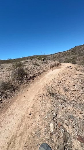 @aravaiparides next race loop use to scare me when I started mtb! Not anymore so looking fwd to race night on Friday!! It got HOT today…happy I brought an extra bottle as I drank the entire content of my hydration pack by the beginning of lap 3! 🥵 • #ultracycling #womenwhoSTILLtrain #womeninspiringwomen #womenempoweringwomen #womensupportingwomen #handupgloves #freshlyminted #trespinas #teamtrespiñas #lakecyclingshoes • 👗by @trespinas MARIAVAZQUEZ15 🧦by @thefreshlyminted COACHMARIA25 Food by 