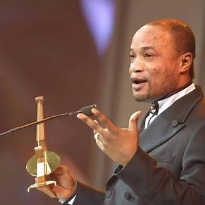 121K views · 4.1K reactions | Koffi Olomide n’a pas seulement marqué l’Afrique  Il a été primé comme artiste, et son orchestre Quartier Latin International a été récompensé pour la qualité musicale.  Best Group of Africa → impact continental  Best Arrangement of Africa → excellence musicale  Source : Kora All-Africa Music Awards 2002 Le roi… et l’école.  #koffiolomide #music #musique #legend #legendary | Mak Valentino L'auréole | Facebook