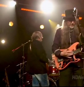 "Long Train Runnin" des DOOBIE BROTHERS sortie en 1973, est devenue leur plus grand succès, atteignant la 8ème place du Billboard Hot 100 aux États-Unis. Formés en 1970 à San Jose- Californie, ils ont commencé comme un groupe de country rock, mais ont évolué pour incorporer des éléments de soul et funk. Cette version live est Magistrale … "Long Train Runnin" by the DOOBIE BROTHERS, released in 1973, became their biggest hit, reaching number 8 on the Billboard Hot 100 in the USA. Formed in 1970 i