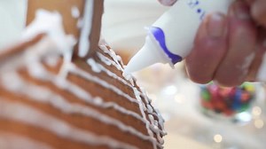 Decorating Gingerbread House Roof Christmas White: Stockvideos & Filmmaterial (100 % lizenzfrei) 32992459 | Shutterstock