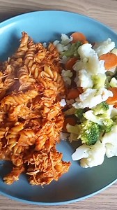 I have just made hunters chicken pasta bake in the slow cooker 😋 Recipe: 500g chicken breast/thighs 5 rashers of smoked bacon, all fat removed and cubed 400g tin chopped tomatoes 400ml chicken stock (I use a Knorr stock cube) 250g dry fusilli pasta 200g Morrisons hunters chicken sauce (synned) (you can use any bbq sauce but you will need to adjust the syn value of the meal) 1 brown onion diced 2 tbs smoked paprika 1 tbs liquid smoke (optional) 1 tbs granulated sweetener 1 tsp mustard powder 1/2