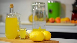 In loc sa aruncati cojile de la lamai, mai bine faceti din ele Limoncello – lichior italian aromat perfect ca aperitiv, digestiv, dar si pentru prajituri. E foarte usor de facut, cu un pic de rabdare! Va arata cum barmanul Adrian Caradeanu https://youtu.be/t4ohaXRHlCE Like&share daca va place reteta. #CulinarShow #limoncello #retetavideo | Gustos.ro