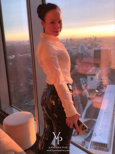 Weekend mood - time to shine ... - blouse and vinyl pants... - for sure red soles - luxury booties ... #leatherpants #vinylpants #blouse #roomwithaview #cityview #roomtour #businesswoman #redsoles #louboutin