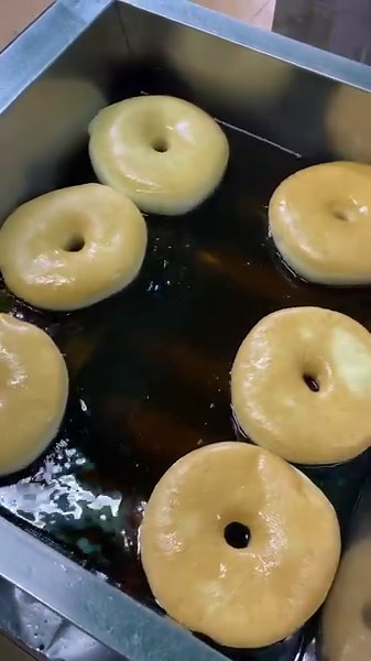 Kalau donut saiz biasa tak cukup untuk awak, apa kata cuba saiz gergasi pulak? 🤣 Tapi ada yang versi bergula je tau, yang ber topping Abam Loh tak try lagi 😆Ada yang dah pernah try ke? Tp ada hari, sampai tak cukup eh. Sebab kami buat tak byk pun. Saiz besar gini pun borong 3-4 biji jugak 🫣 #SEDO #sekilaudonut #donutgebu #donutkuantan #donutgergasi #donutgergasiSEDO #donutbesar #makanmakan #makanlokal #jjcm #jjcmkuantan #jjcmpahang | SEDO - Sekilau Donut