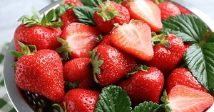 Fresh Ripe Strawberries Metal Colander Spinning Stock Footage Video (100% Royalty-free) 3823791079 | Shutterstock