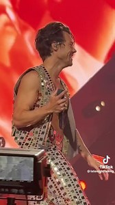 Harry "play" zipping up his pants in Lisbon!🇵🇹😆 via latenighttalkng on tiktok 🍇Alex🧃 | All the Love for Harry