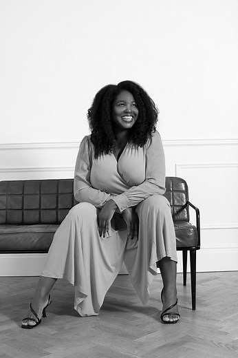 " J'ai une poitrine très forte, j'ai un peu de ventre, j'ai des formes ... il n'y a pas assez de marques de luxe qui justement se focalisent seulement sur les femmes en formes ". Yasmine Agbantou, jeune styliste béninoise et fondatrice de la marque couture @mimineAG, invite les femmes à la Rebellion. | BBC News Afrique