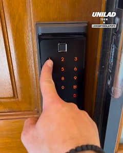 ASMR digital lock installation 🔐 | UNILAD Tech