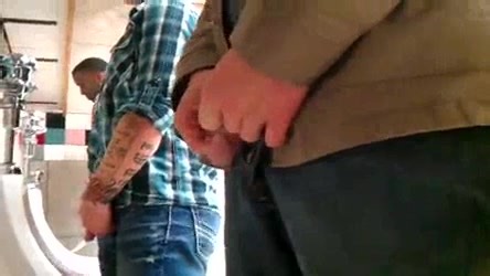 Nice spy vid guys pissing