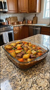 🥘 Grandma’s Beef Stew Casserole 🛒 Ingredients 2 lbs beef stew meat, cut into bite-size cubes 4 medium potatoes, peeled and diced 3 carrots, sliced into chunks 1 cup green peas (fresh or frozen) 1 medium onion, chopped 3 cloves garlic, minced 3 cups beef broth 2 tbsp tomato paste 2 tbsp Worcestershire sauce 3 tbsp all-purpose flour 3 tbsp olive oil 1 tsp salt (or to taste) ½ tsp black pepper 1 tsp paprika 1 tsp dried thyme 1 bay leaf 👩‍🍳 Instructions Brown the Beef Heat olive oil in a large s