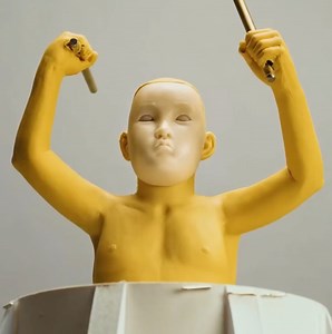 One artist’s job in the Isle of Dogs workshop was to paint freckles on puppets by hand. She painted over 22,000 freckles on the models for Tracy alone. | Searchlight Pictures