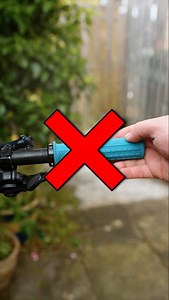 🚨 Grip PSA 🚨 When installing your Monarch Grips, ensure they are fitted on the correct side. The ‘L’ and ‘R’ markings on the lockrings indicate the left and right grips, respectively, and should be installed on the left and right sides from the rider’s perspective. Peaty’s Monarch Grips are specifically designed with left and right grips to enhance comfort and control. This design approach is rooted in ergonomic principles, accommodating the natural asymmetry of the human hand and wrist. The e