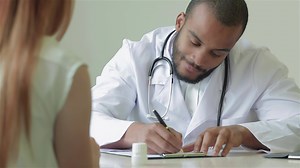 Descargar sonriente médico prescribe un nuevo fármaco a el paciente gratis