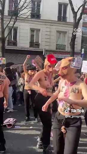 À l’occasion de la Journée internationale des droits des femmes, ce 8 mars, quelque 150 rassemblements ont eu lieu dans toute la France. À Paris, le groupe féministe des Femen a mené une action, notamment au Musée du Louvre, pour dénoncer l’affaire Epstein et « l’impunité des élites impliquées dans le scandale ». #ebrainfo #sinformersurtiktok #tiktokfrance #femen #epstein