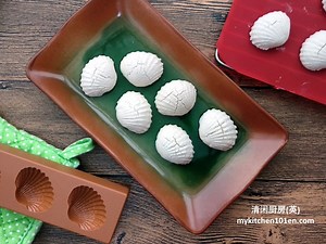 Fragrant Melt-In-Mouth Kuih Bangkit (Coconut Cream Cookies) - MyKitchen101en.com