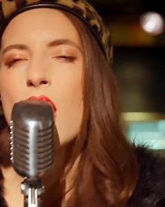 #HotTicket 🔥 English Jazz singer EMMA SMITH marks LA solo debut at @CatalinaJazzClub, #Hollywood! Join us... LIVE! THURS, JULY 17th at 8:30PM. Dinner begins at 7:00PM. Known to American audiences by her work with vocal harmony group The Puppini Sisters, collaborations with #MichaelBuble and The Quincy Jones Orchestra, and her triumphant tour with Scott Bradlee's Postmodern Jukebox, Emma's career continues to soar as one of the most exciting voices in Jazz today! “Emma Smith is a singer with a v