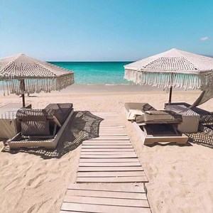 Naxos is a Greek island in the South Aegean, the largest of the Cyclades island group. Its fertile landscape spans mountain villages, ancient ruins and long stretches of beach. The namesake capital (also called Hora or Chora) is a port town filled with whitewashed, cube-shaped houses and medieval Venetian mansions. Kastro, a hilltop castle dating to the 13th century, houses an archaeological museum. 🇬🇷🫶🏻🇬🇷🫶🏻 | Hellenic World