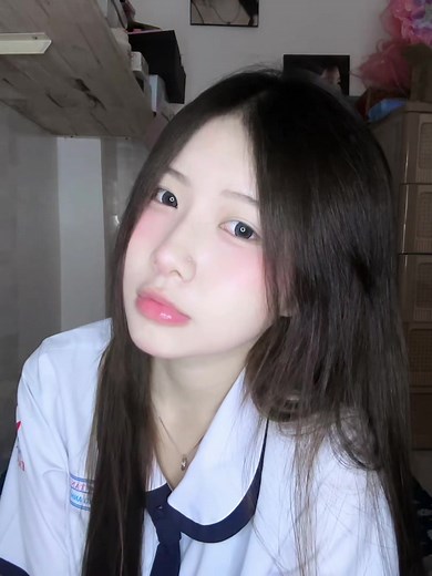 Cô gái xinh thích ăn thịt gián