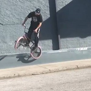 Jason Eustathiou with some serious moves out in his hometown. Federal Bikes Eclatbmx . . . #federalbikes #eclatbmx #rideonbmx #teamrideon #bmxstreet #bmx | RideOn BMX