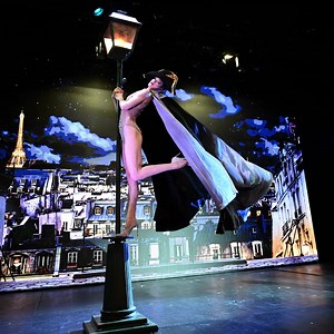 Vivez une expérience féérique dans le ancien cabaret de Paris 🤩🔥 Acrobaties, effets spéciaux, danse, chant, musique, French Cancan, numéros à couper le souffle et plein d'autres surprises vous attendent au Paradis Latin ! | Paradis Latin