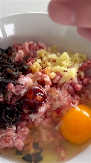 11 reactions | "Love the crispy, flavorful goodness of deep-fried wontons! Perfect for a tasty appetizer or snack. Recipe: https://buff.ly/3SQYF0y #delicious #wontons" | Chinese recipes | Facebook