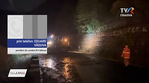 VALEA OLTULUI, BLOCATĂ DE O VIITURĂ Noapte albă pe Valea Oltului, atât pentru polițiști și lucrătorii de la Drumurile Naționale, cât și pentru șoferii care au avut ghinionul să circule seara trecută pe DN 7. Din cauza unei alunecări de teren produsă în urma precipitațiilor în localitatea Brezoi, traficul rutier în zonă a fost blocat noaptea trecută mai bine de cinci ore. https://tvr-craiova.ro/stiri/valea-oltului-blocata-de-o-viitura/ | TVR Craiova
