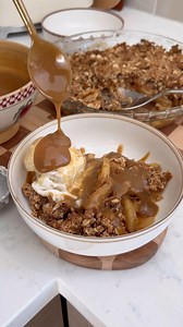 My favorite gluten free apple crisp with homemade healthier caramel sauce 🤗 this one never gets old, and happens to be super easy to make!! Recipe below! Note! If you’re looking for the caramel sauce recipe, head to the recipe linked in my bio- you’ll find it linked within the apple crisp recipe. RECIPE For the filling: 4 cups Gala apples, peeled and thinly sliced (about 4 apples) 2 tbsp maple syrup 1 tbsp lemon juice 1 tbsp arrowroot starch 1 tsp cinnamon 1 tsp vanilla extract Pinch of sea sal