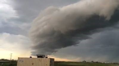 Thunderstorms rolled through the Prairies Wednesday night, producingthis impressive roll cloud in Belle Plaine, Saskatchewan. Severe storm risk continues Thursday afternoon and evening. Get the latest updates HERE: http://ow.ly/yFQo3015VCT #SKstorm Video: Samatha Bieber-Greenslade | The Weather Network
